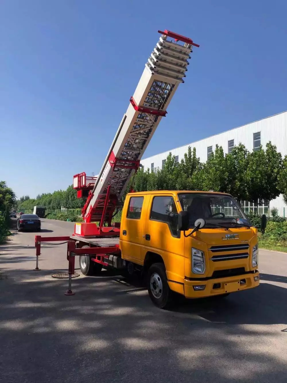 孟津附近的云梯车出租服务：轻松解决高空作业需求