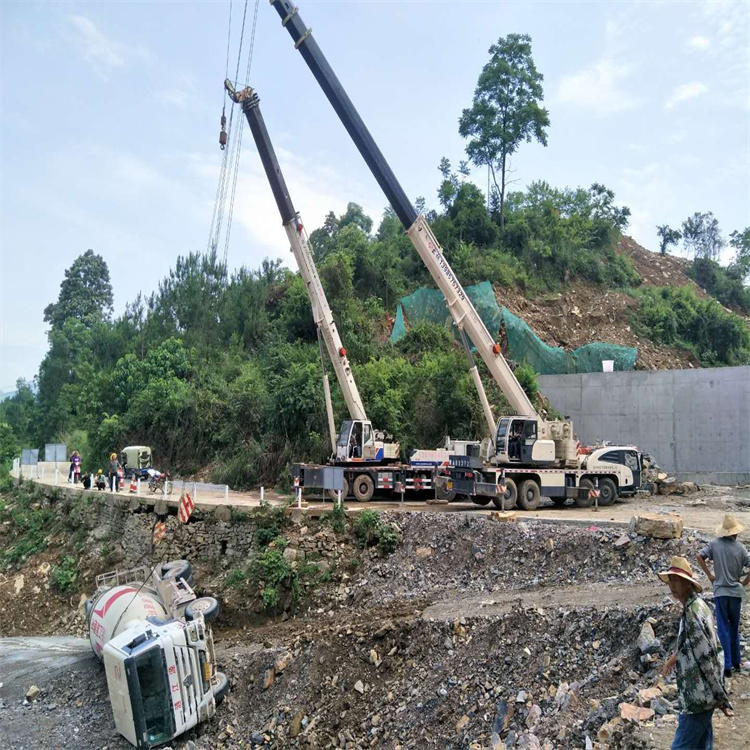 孟津汽车掉沟里叫吊车救援要多少钱